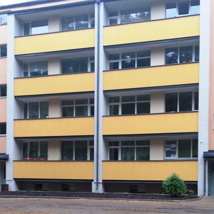 Dzelzbetona paneļu un ķieģeļu konstrukcijas māja