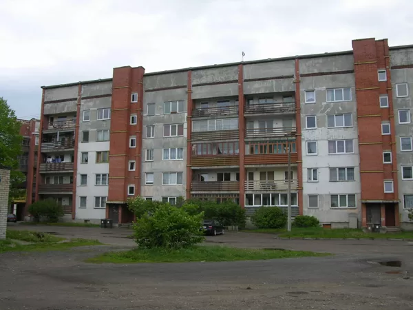 Dzelzbetona paneļu un ķieģeļu konstrukcijas māja