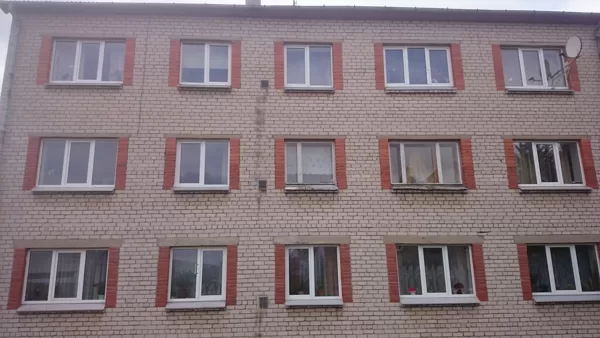 Balto silikāta ķieģeļu konstrukcijas māja