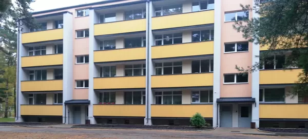Dzelzbetona paneļu un ķieģeļu konstrukcijas māja
